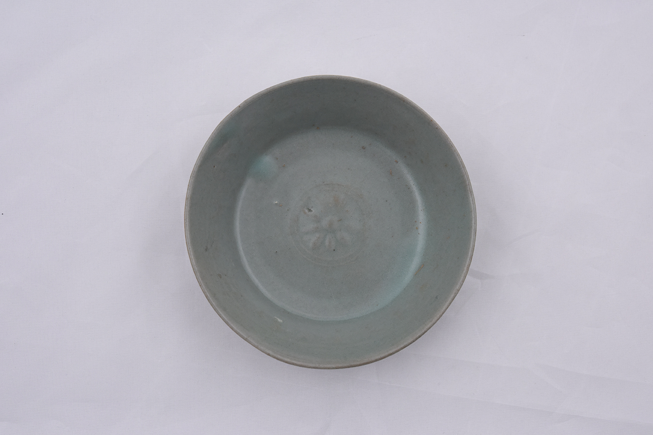 청자 압출양각 포도당초무늬 접시